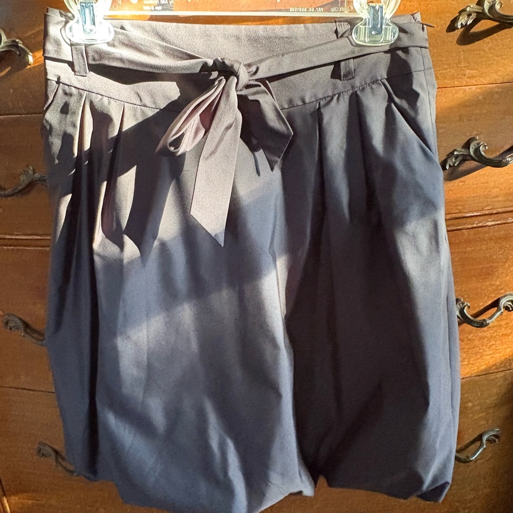 Banana Republic Charcoal Tie-Waist bubble skirt